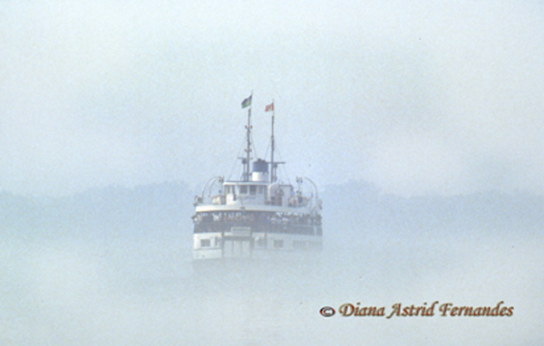 Toronto-Island-Ferry-in-the-fog